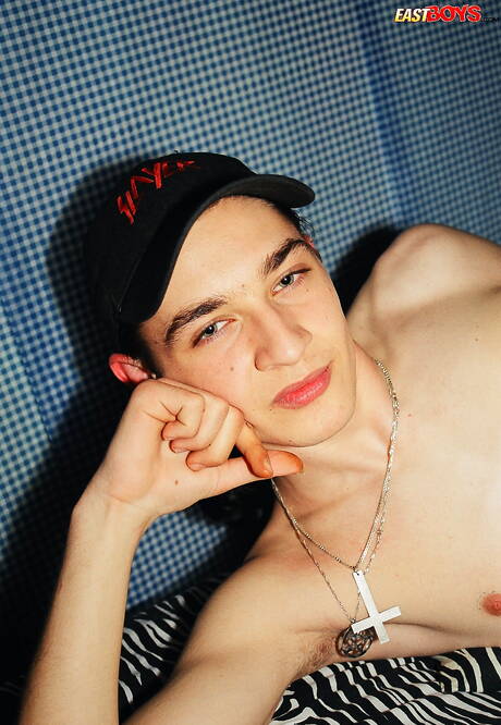 Hübscher Junge Ron lutscht einen Schwanz