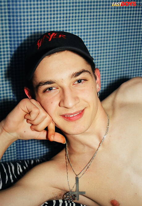 Hübscher Junge Ron lutscht einen Schwanz