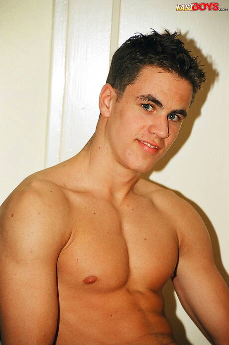 Der kräftige Rolf wichst seinen Schwanz