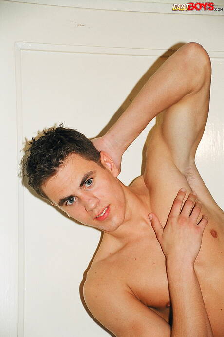 Der kräftige Rolf wichst seinen Schwanz