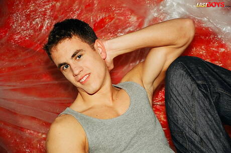 Il bellissimo ragazzo Rolf mostra un corpo perfetto