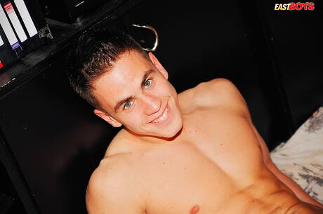 Der junge Rolf wichst seinen Schwanz