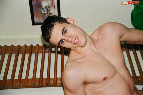 Der junge Rolf posiert nackt