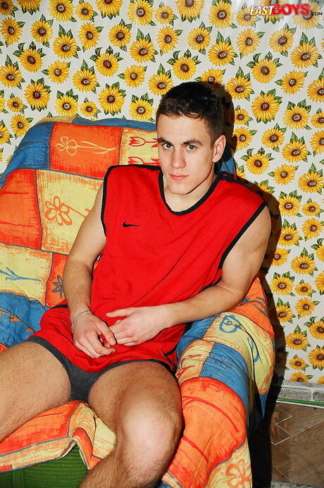 Muskelprotz Rolf spielt mit Schwanz