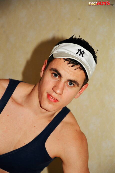 Il bel ragazzo Rolf si masturba il cazzo