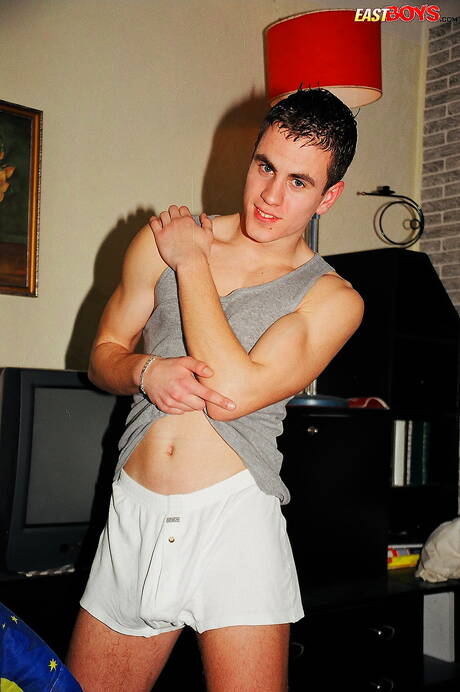 Der gut gebaute Rolf posiert nackt