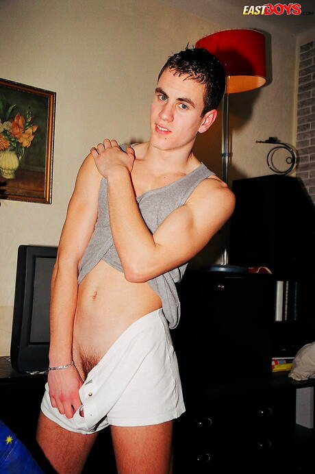 Der gut gebaute Rolf posiert nackt