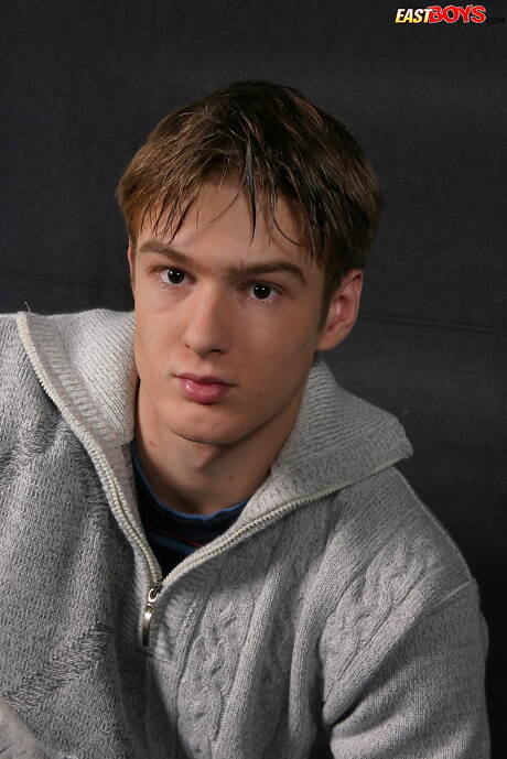 Husky guy Roger posing naked and showing hot butt