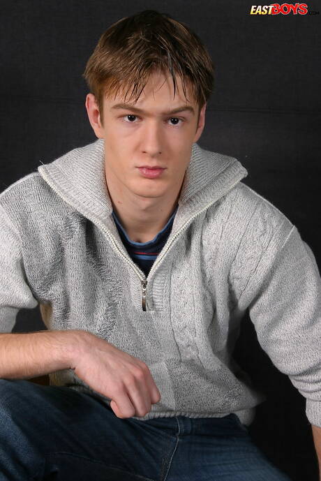 Husky guy Roger posing naked and showing hot butt