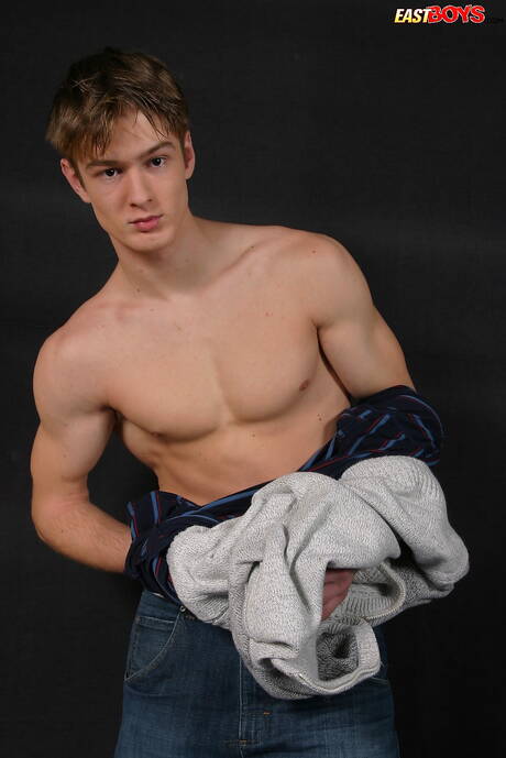 Husky guy Roger posing naked and showing hot butt