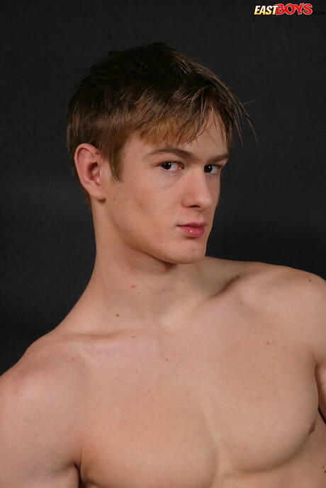 Husky guy Roger posing naked and showing hot butt