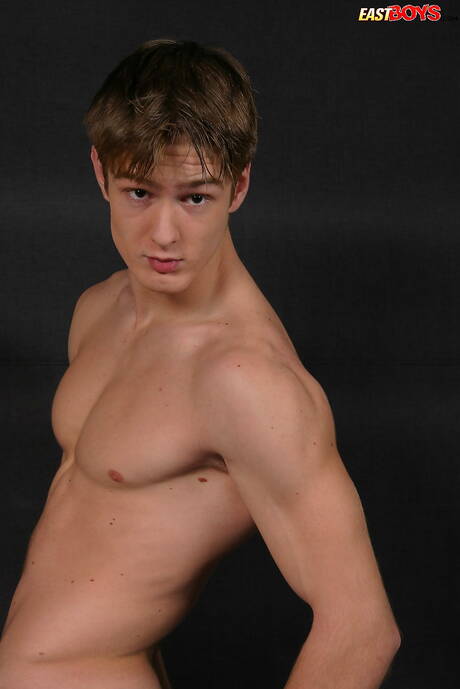 Husky guy Roger posing naked and showing hot butt