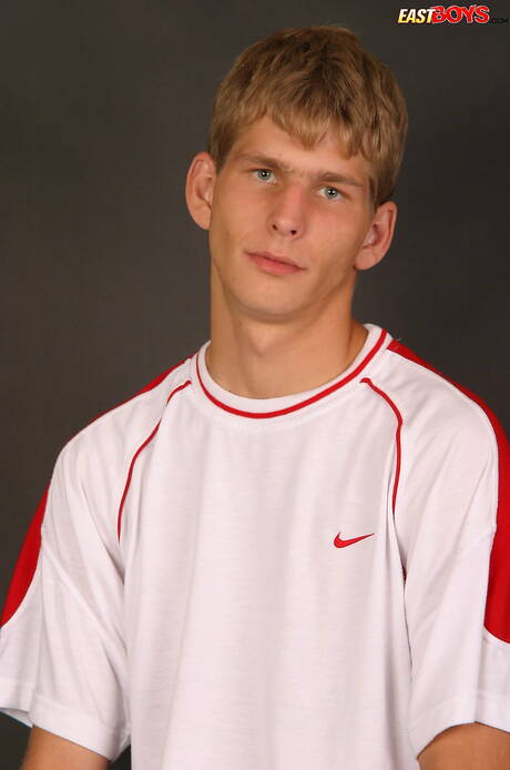 若いロデリックが自分のチンポをいじっている