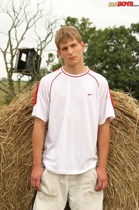 Well-built Roderik posing nude and showing tight ass outdoor