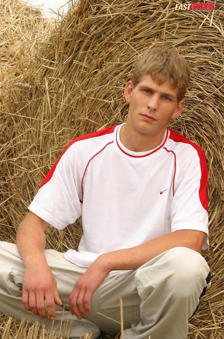 Der gut gebaute Roderik posiert nackt und zeigt seinen knackigen Hintern im Freien