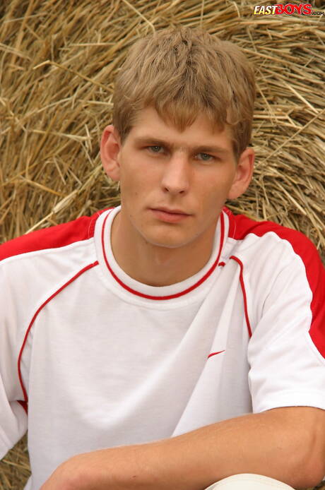 Der gut gebaute Roderik posiert nackt und zeigt seinen knackigen Hintern im Freien