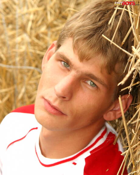 Der gut gebaute Roderik posiert nackt und zeigt seinen knackigen Hintern im Freien