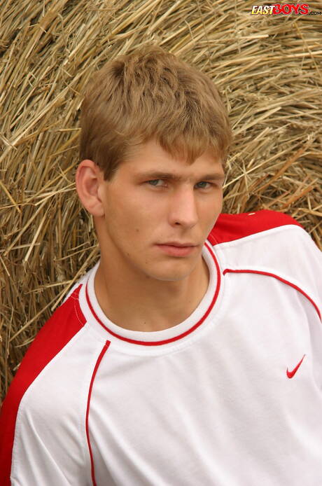 Der gut gebaute Roderik posiert nackt und zeigt seinen knackigen Hintern im Freien