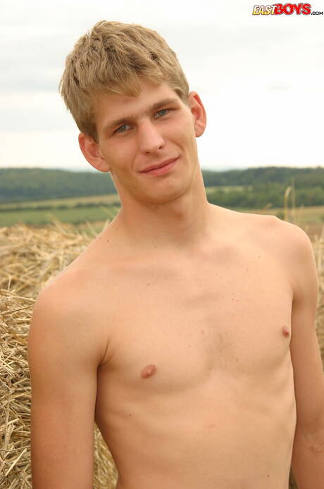 Der gut gebaute Roderik posiert nackt und zeigt seinen knackigen Hintern im Freien