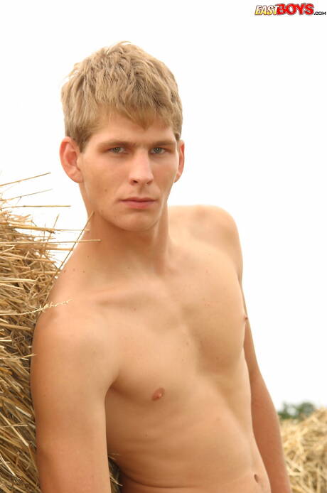 Der gut gebaute Roderik posiert nackt und zeigt seinen knackigen Hintern im Freien
