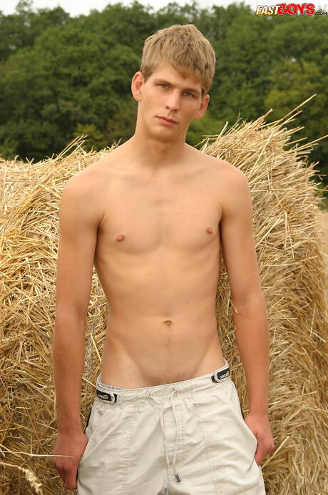 Well-built Roderik posing nude and showing tight ass outdoor