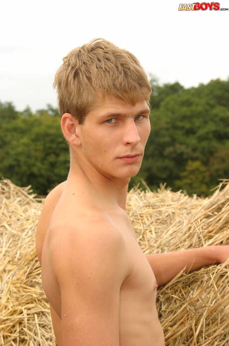 Der gut gebaute Roderik posiert nackt und zeigt seinen knackigen Hintern im Freien