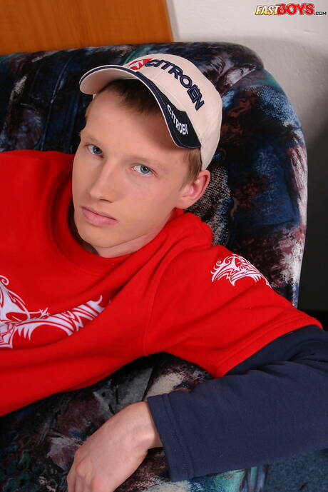 Gorący młodzieniec Ivan pozuje nago