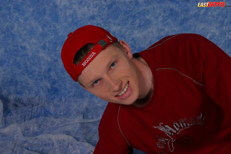 Młody facet Ivan pokazuje piękne ciało