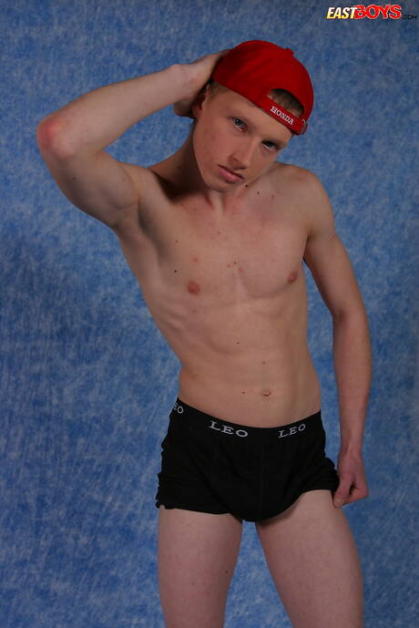 Młody facet Ivan pokazuje piękne ciało