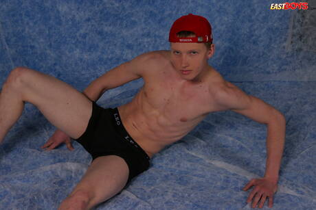 Młody facet Ivan pokazuje piękne ciało