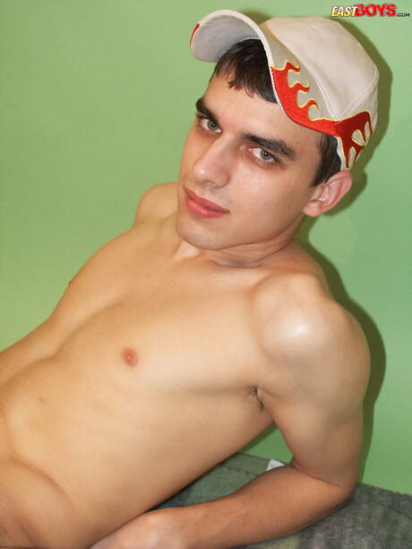 Twink Istvan se masturba la polla