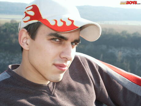 O jovem Istvan se despindo e mostrando o bumbum firme do lado de fora