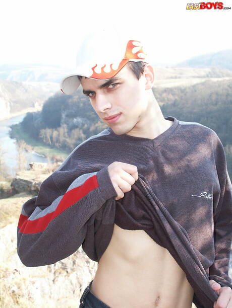 O jovem Istvan se despindo e mostrando o bumbum firme do lado de fora