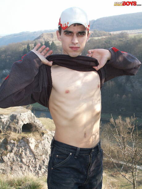 O jovem Istvan se despindo e mostrando o bumbum firme do lado de fora