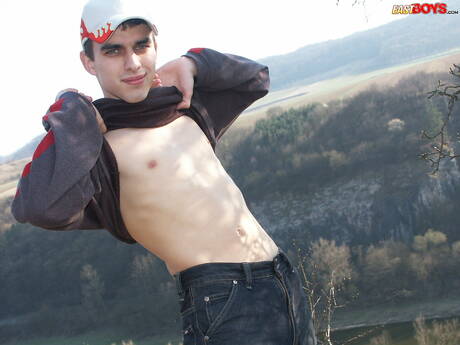 O jovem Istvan se despindo e mostrando o bumbum firme do lado de fora