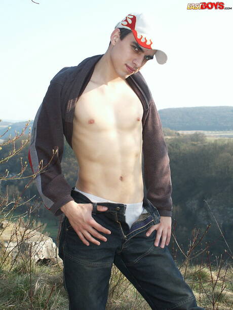 O jovem Istvan se despindo e mostrando o bumbum firme do lado de fora