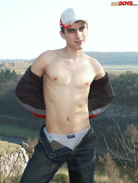 O jovem Istvan se despindo e mostrando o bumbum firme do lado de fora