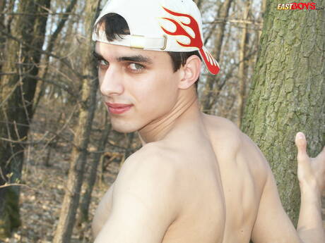 O jovem Istvan se despindo e mostrando o bumbum firme do lado de fora