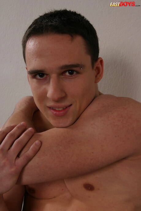 Inon, ben costruito, mostra un bel corpo