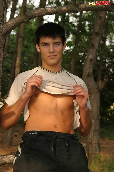 漂亮男孩 Ikar 在戶外玩弄雞巴