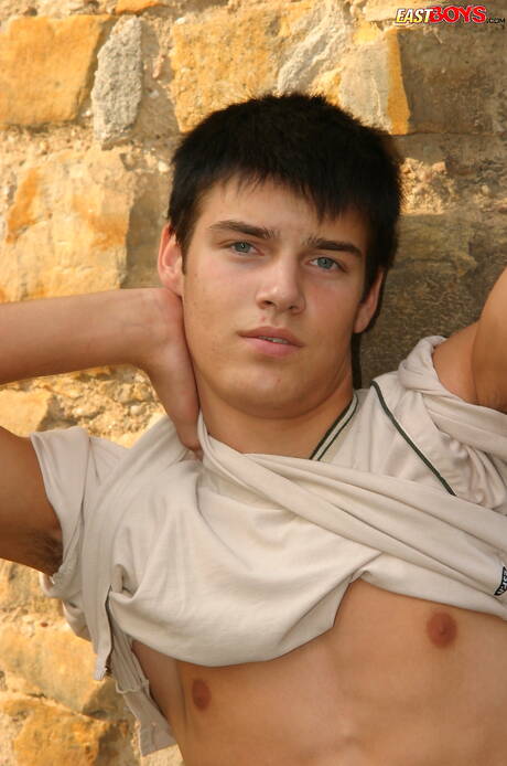 漂亮男孩 Ikar 在戶外玩弄雞巴