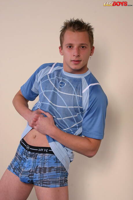 Twink Ignat posando desnudo y mostrando su culo caliente