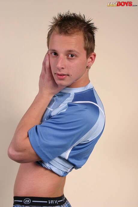 Twink Ignat posando desnudo y mostrando su culo caliente