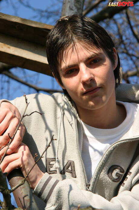 Il giovane ragazzo Hugh si masturba fuori