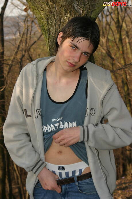 Il giovane ragazzo Hugh si masturba fuori