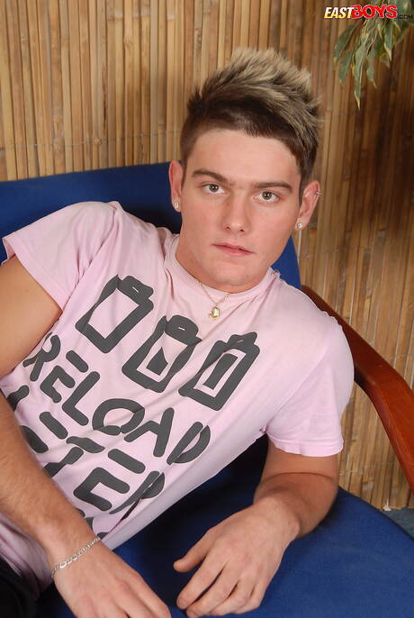 Młody chłopak Homer rozbiera się i pokazuje ładny tyłek