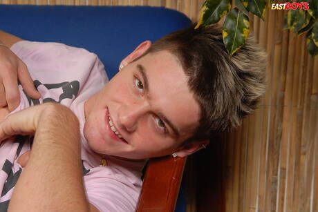 Młody chłopak Homer rozbiera się i pokazuje ładny tyłek