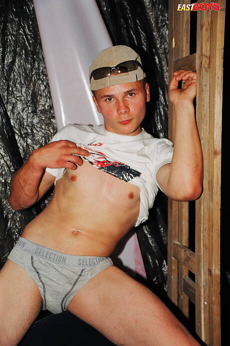 El jovencito caliente Hilar se desnuda y muestra su bonito trasero