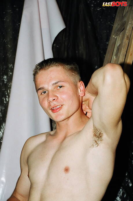 El jovencito caliente Hilar se desnuda y muestra su bonito trasero