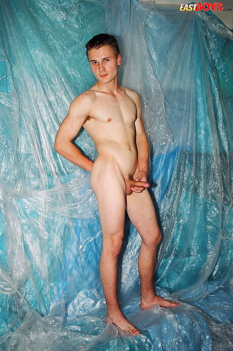 El hermoso niño Hilar muestra un cuerpo perfecto